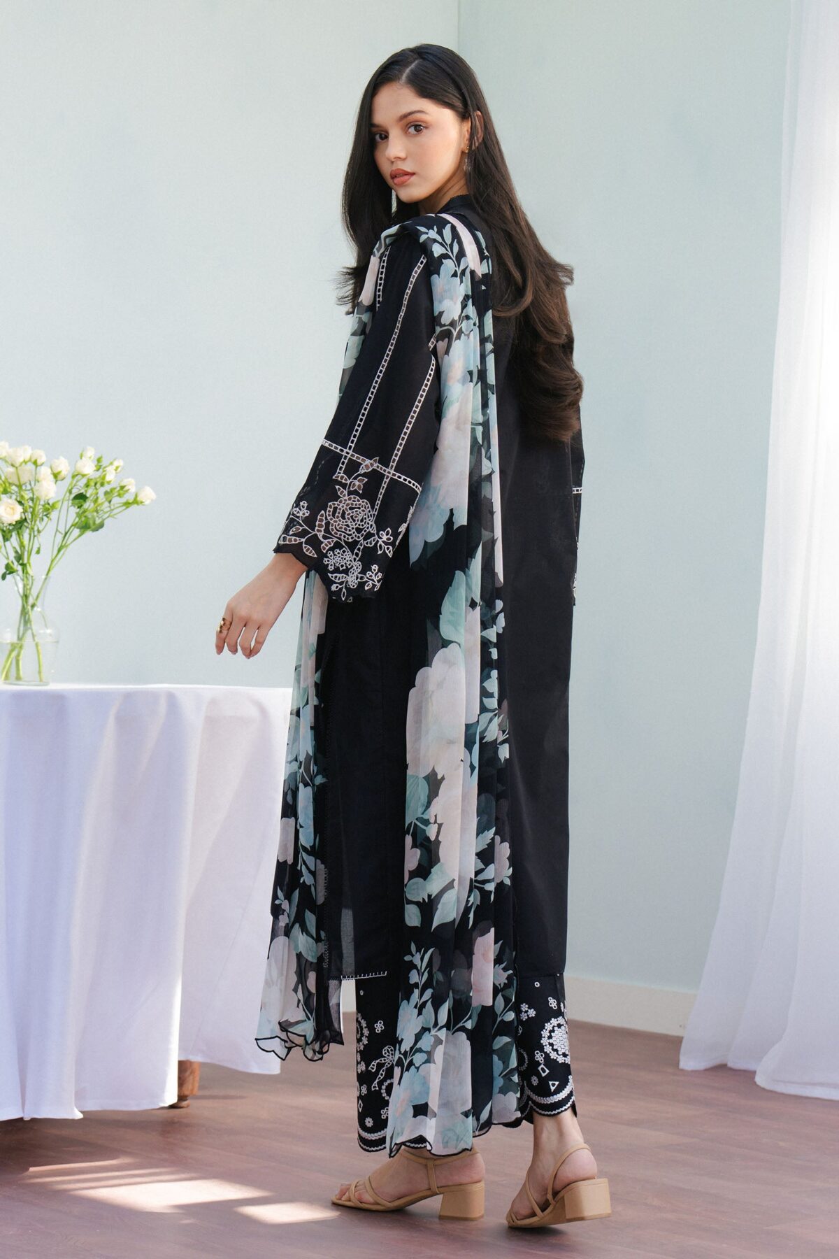 Coco lawn by zarashahjahan 2025 | eclat-7b - image 2
