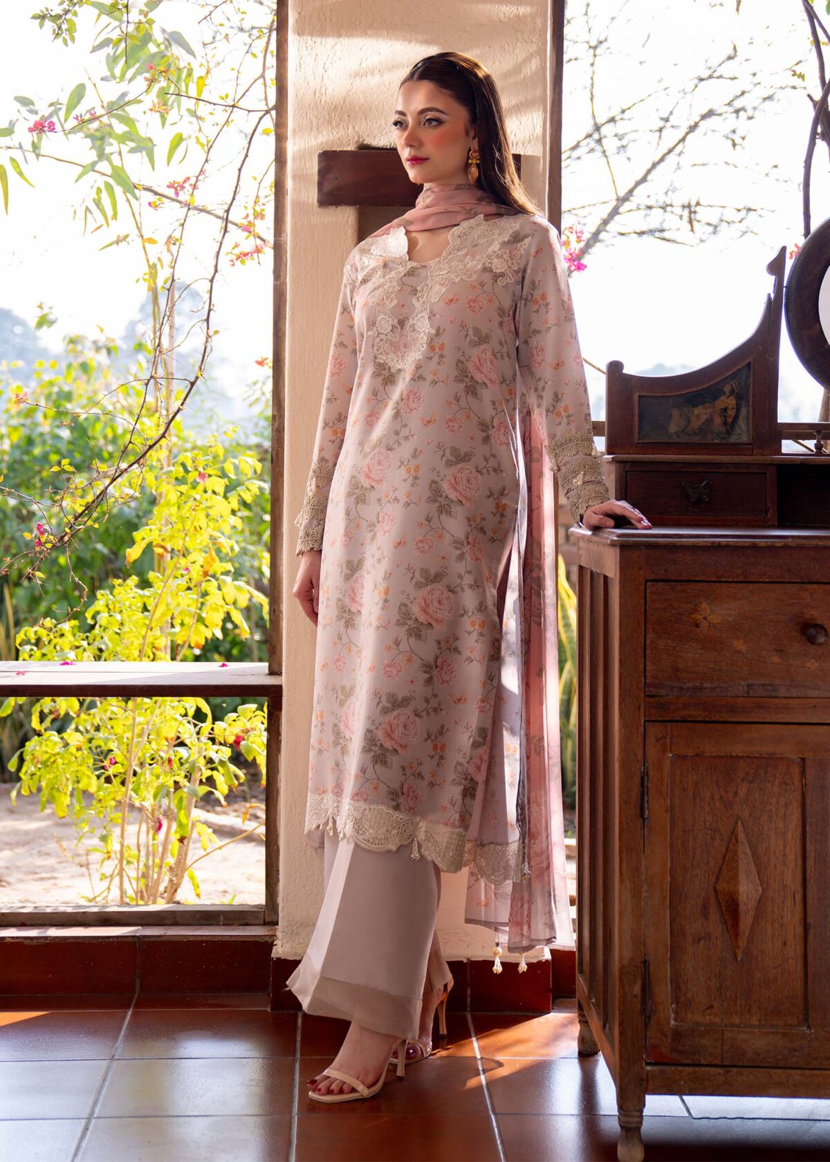 Myeesha lamhay luxury lawn | kanwal - image 3
