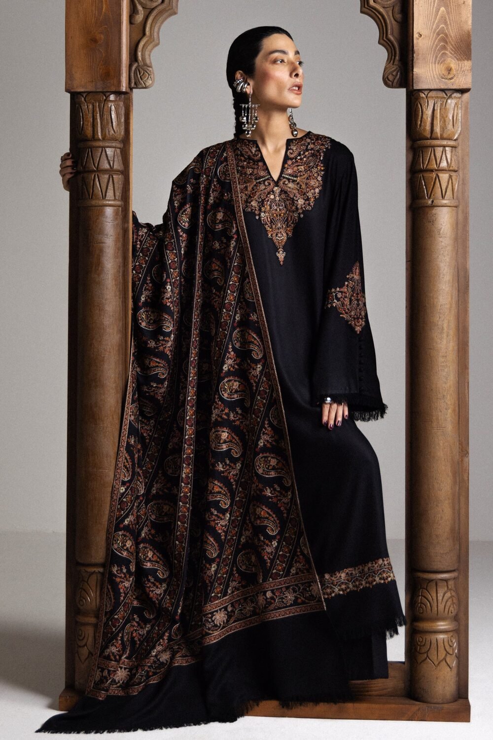 Zararshahjahan OUD-D5 ready to wear suit front view