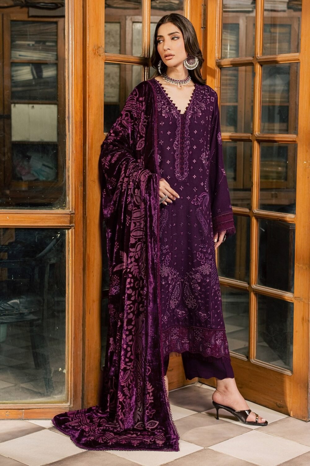 Nureh NE-284 ready to wear suit front view