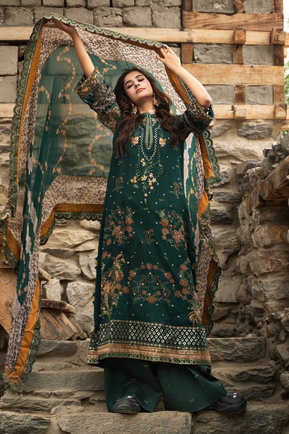 Charizma VSLW6-18 Unstitched embroidered detail